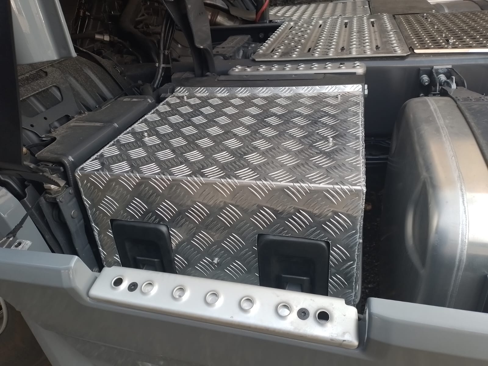 Alumixbox - TAMPA DE BATERIA SCANIA