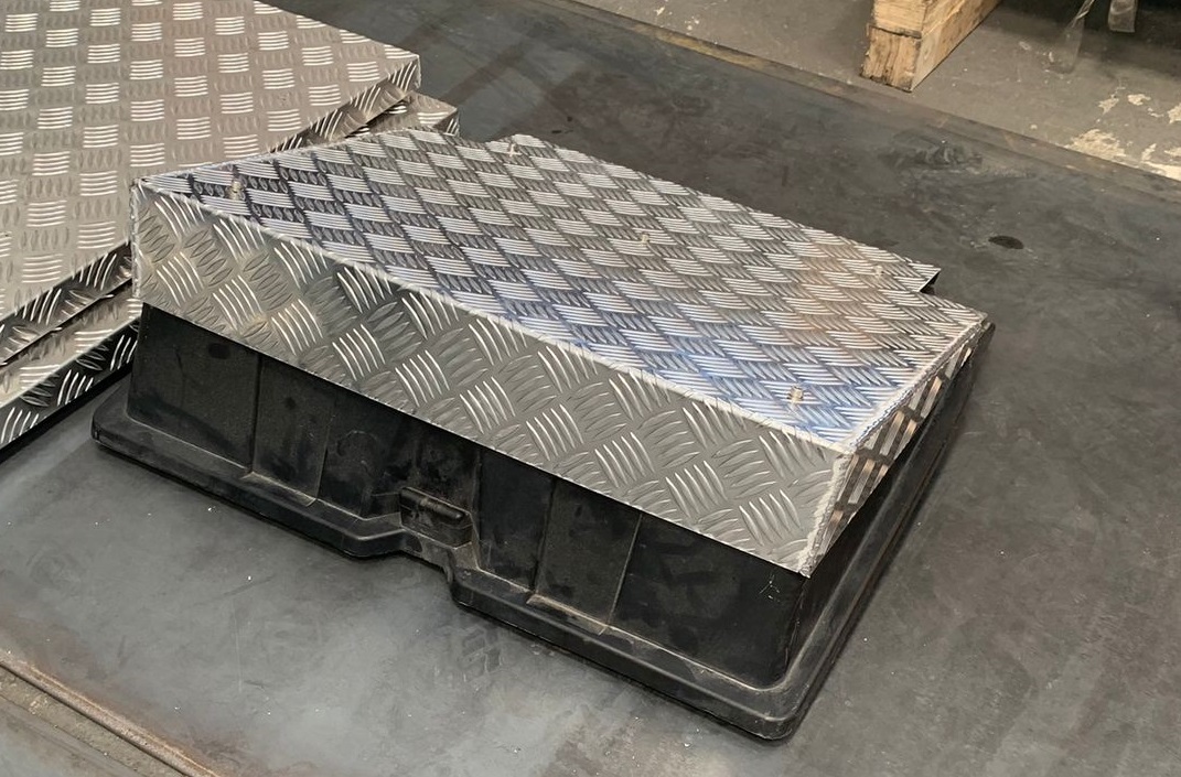 Alumixbox - TAMPA DE BATERIA SCANIA