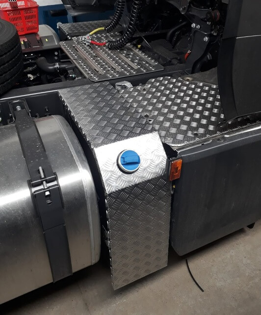 Alumixbox - TAMPA DO ARLA SCANIA GRANDE DE ALUMÍNIO