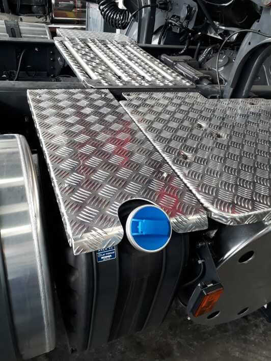 Alumixbox - TAMPA DO ARLA SCANIA PEQUENO DE ALUMÍNIO